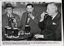 1959 Press Photo Harold MacMillan enjoys a pint with customers at England pub picture