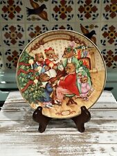 Vintage Avon 1989 Collector Plate “Together for Christmas” Bear Family Makes Mus picture