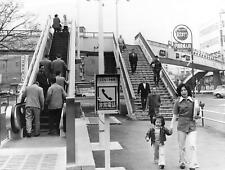 1976 Press Photo First Pedestrian Escalator in Tokyo TV Camera Kinshiche Koto kg picture
