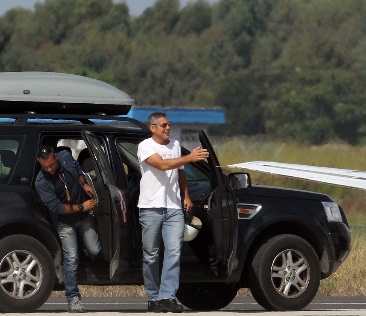 George Clooney in a Land Rover Freelander