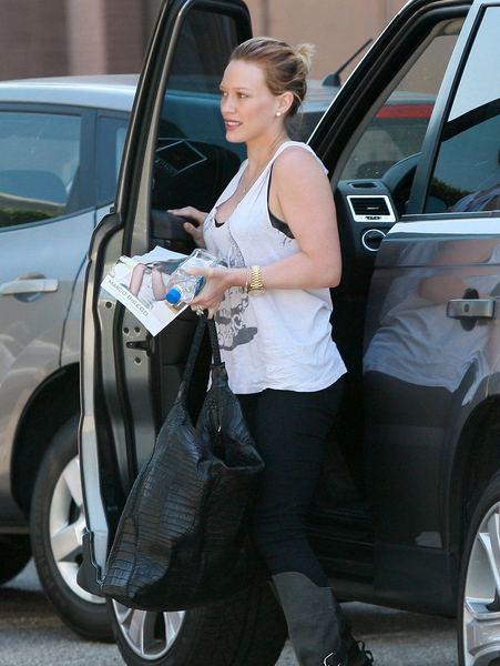 Hilary Duff Steps out from a Range Rover