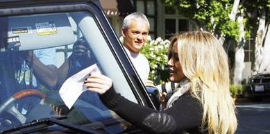 Hilary Duff getting a parking ticket in her Mercedes G-Wagon