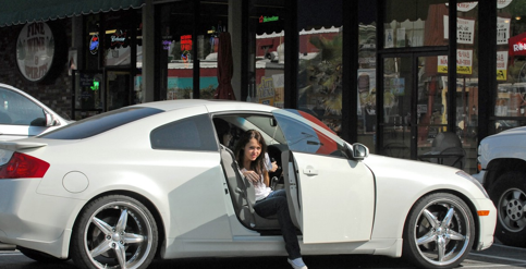Miley Cyrus hops out of Infiniti G35 Miley Cyrus hops out of Infiniti G35
