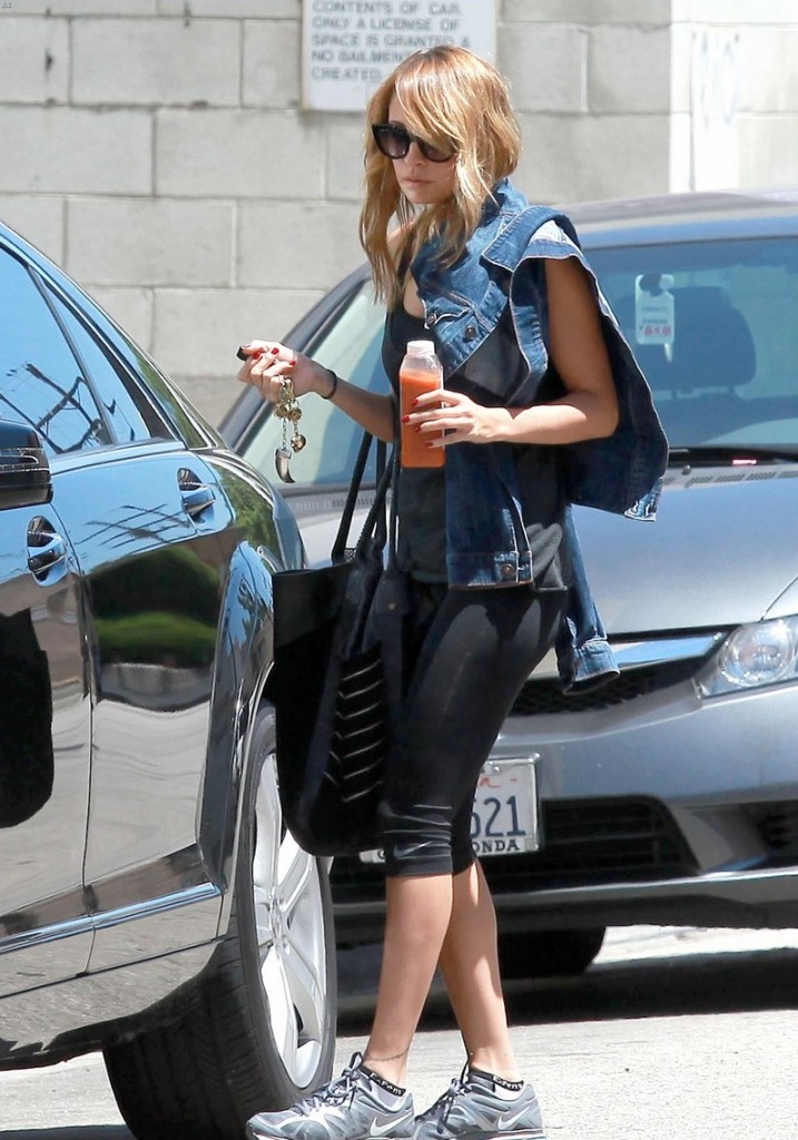Nicole Richie Leaves The Gym In Her Mercedes Celebrity