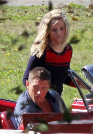 Reese Witherspoon & Tom Hardy gets comfy in Camaro Convertible 