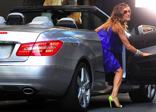 Sarah Jessica Parker hopping out of Mercedes E-Class Cabrio