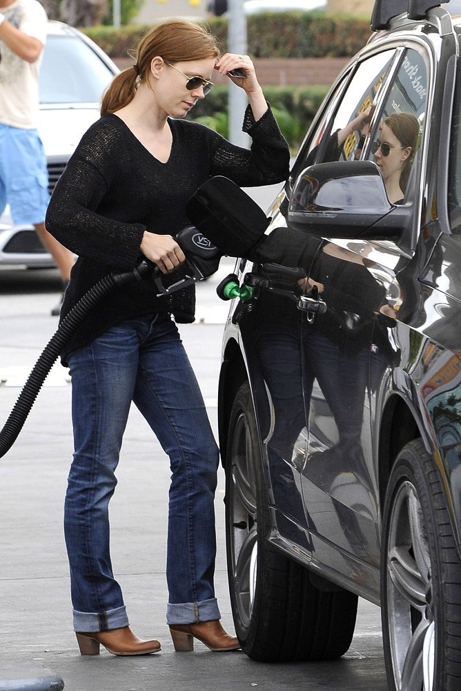 Amy Adams Fills Up Her Audi Q5 | Celebrity Cars Blog