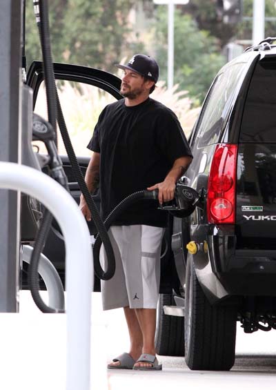 Kevin Federline Pumps Gas Kevin Federline Pumps Gas